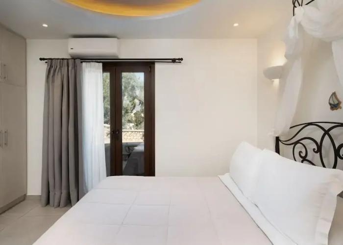 Pithos Apartments