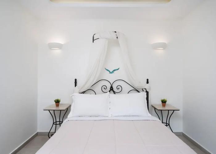 Pithos Apartments