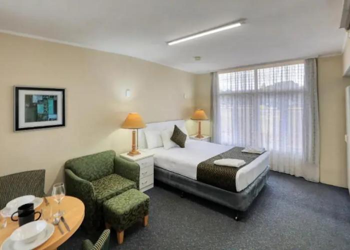 Silver Oaks Motel