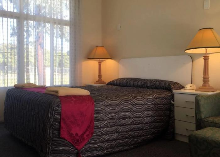 Silver Oaks Motel