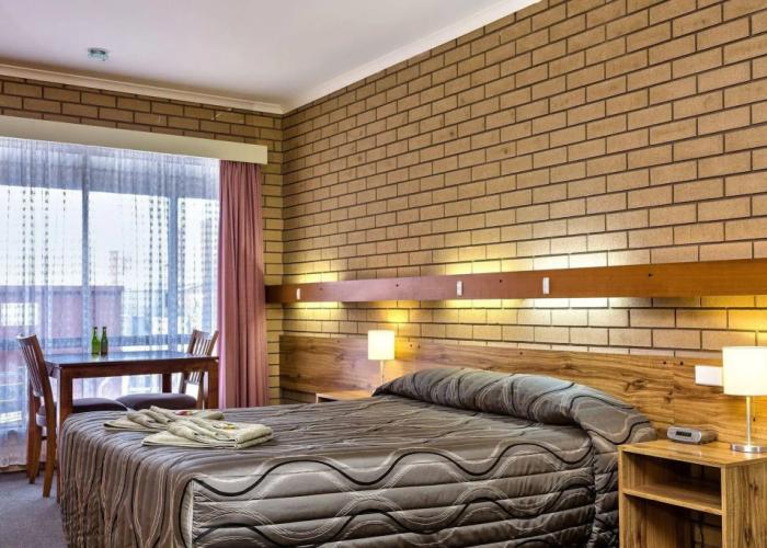 Holbrook Town Centre Motor Inn