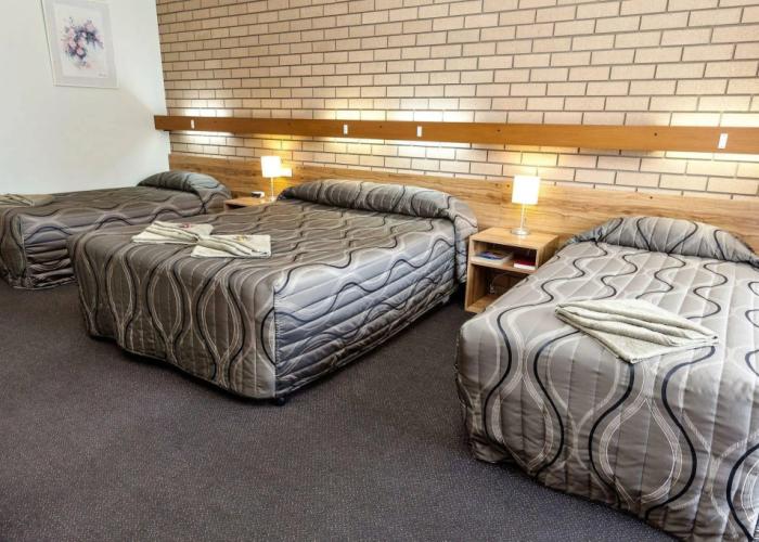 Holbrook Town Centre Motor Inn