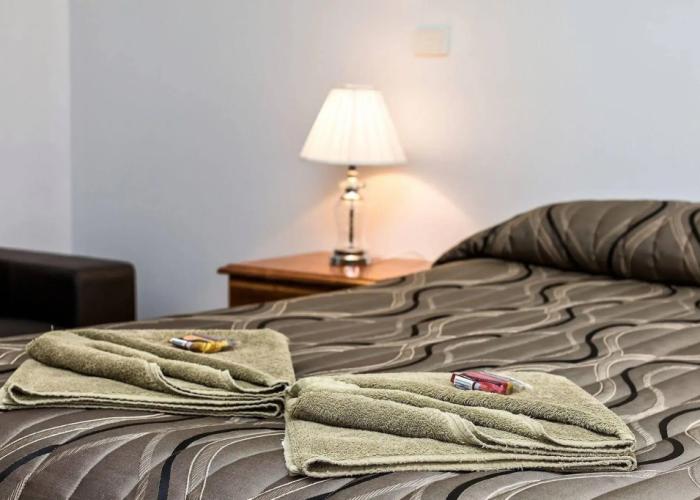 Holbrook Town Centre Motor Inn