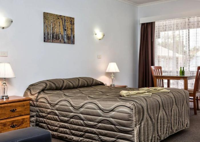 Holbrook Town Centre Motor Inn