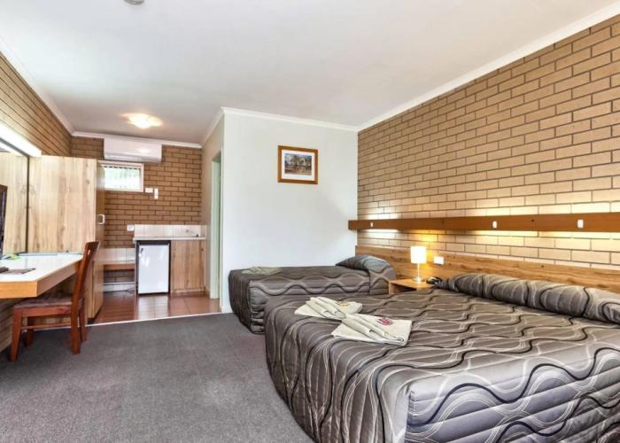 Holbrook Town Centre Motor Inn