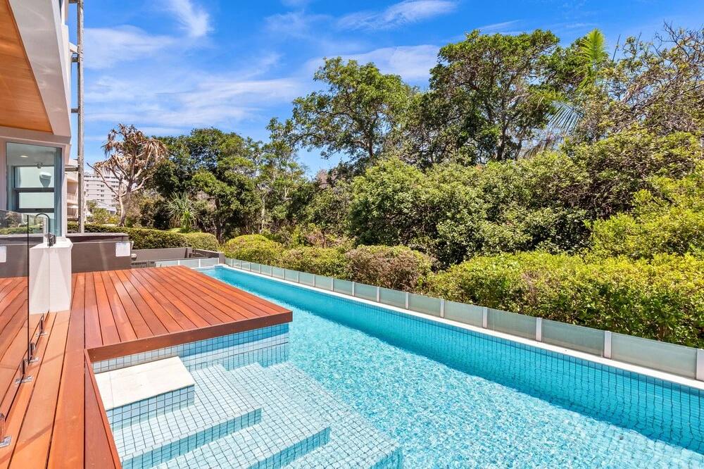 фото Exceptional Mooloolaba Beach Apt-Beach01