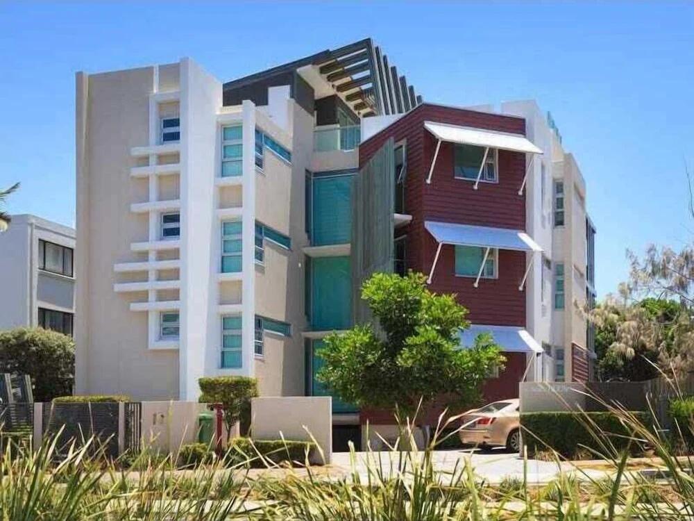 фото Exceptional Mooloolaba Beach Apt-Beach01