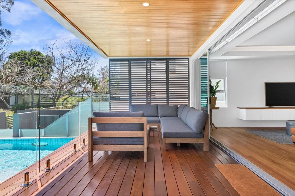 фото Exceptional Mooloolaba Beach Apt-Beach01