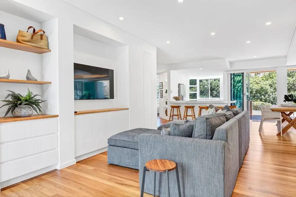 фото Exceptional Mooloolaba Beach Apt-Beach01
