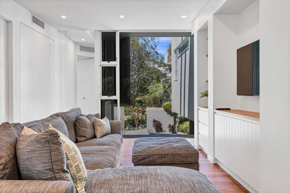 фото Exceptional Mooloolaba Beach Apt-Beach01