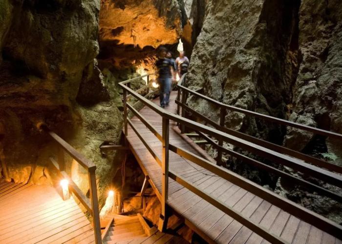 Capricorn Caves - Caravan Park