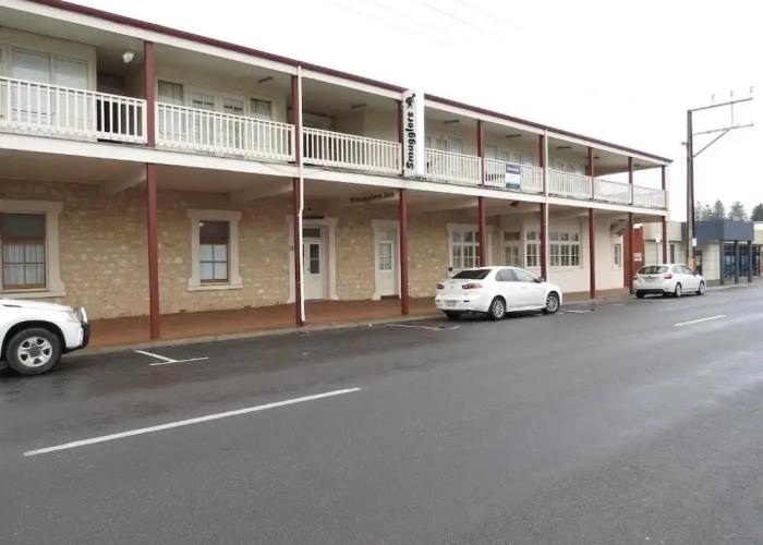 Smugglers Inn Studio Apartments
