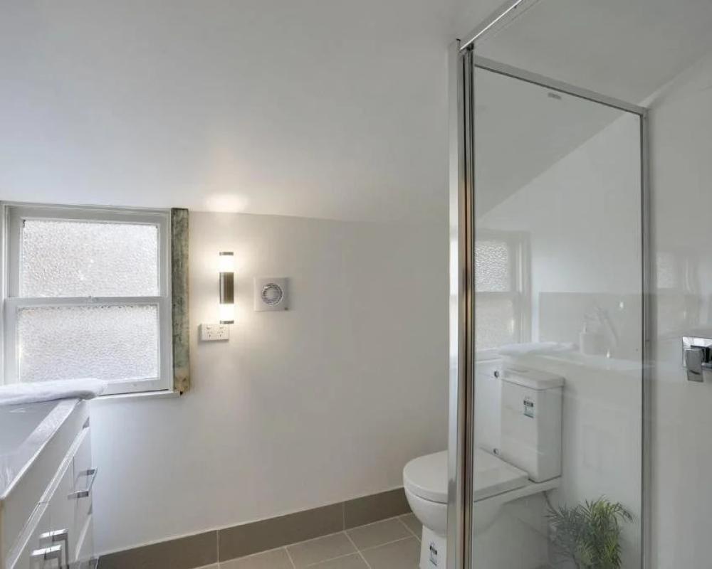 фото White's Corner