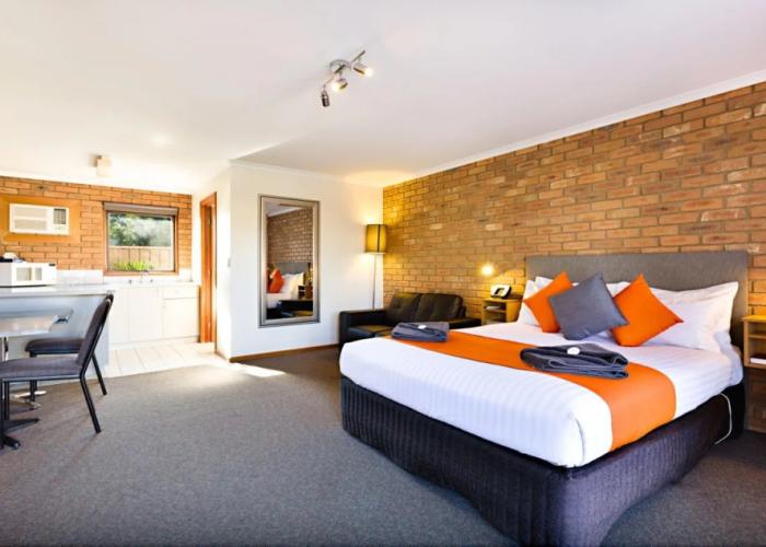 Statesman Motor Inn