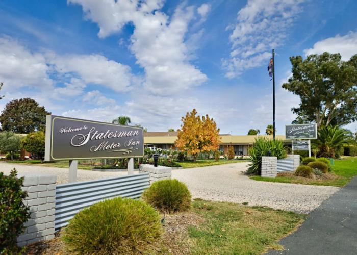 Statesman Motor Inn