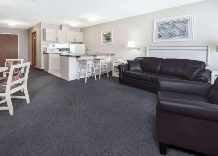 Stony Plain Inn and Suites