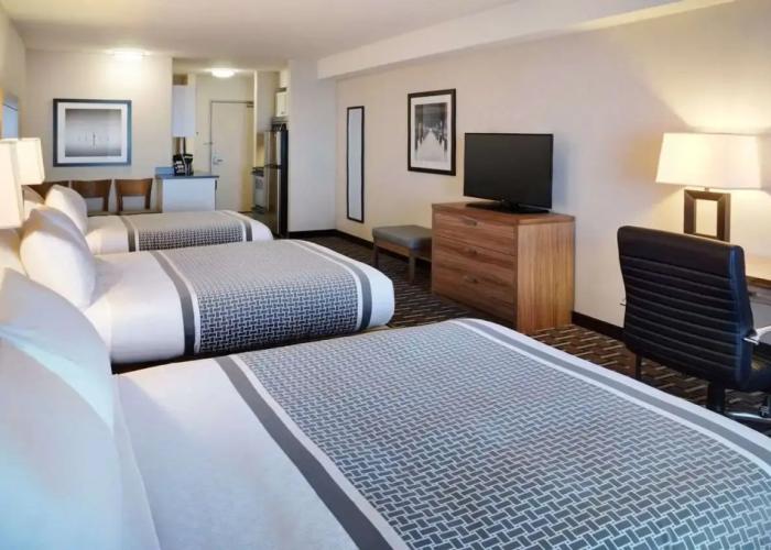 Pomeroy Inn And Suites Vermilion