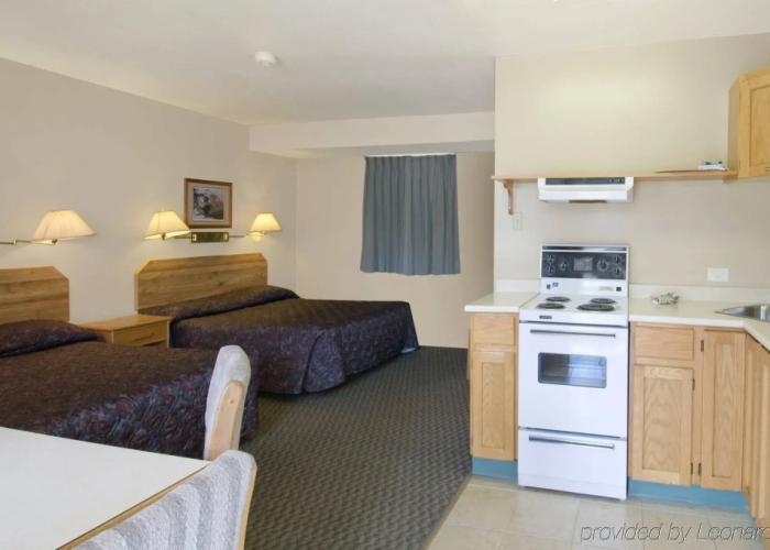 Canadas Best Value Desert Inn & Suites Cache Creek