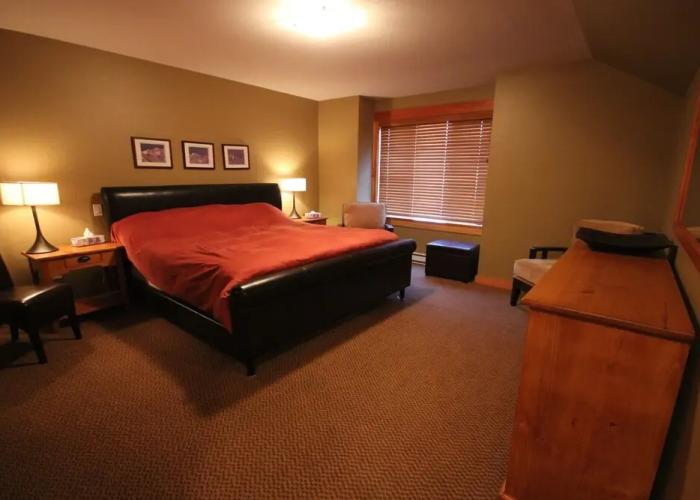 Pinnacle Ridge Chalets by Fernie Lodging