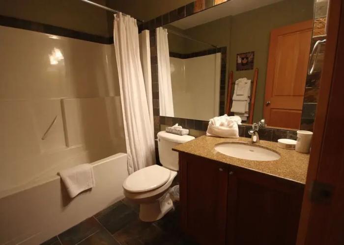 Pinnacle Ridge Chalets by Fernie Lodging