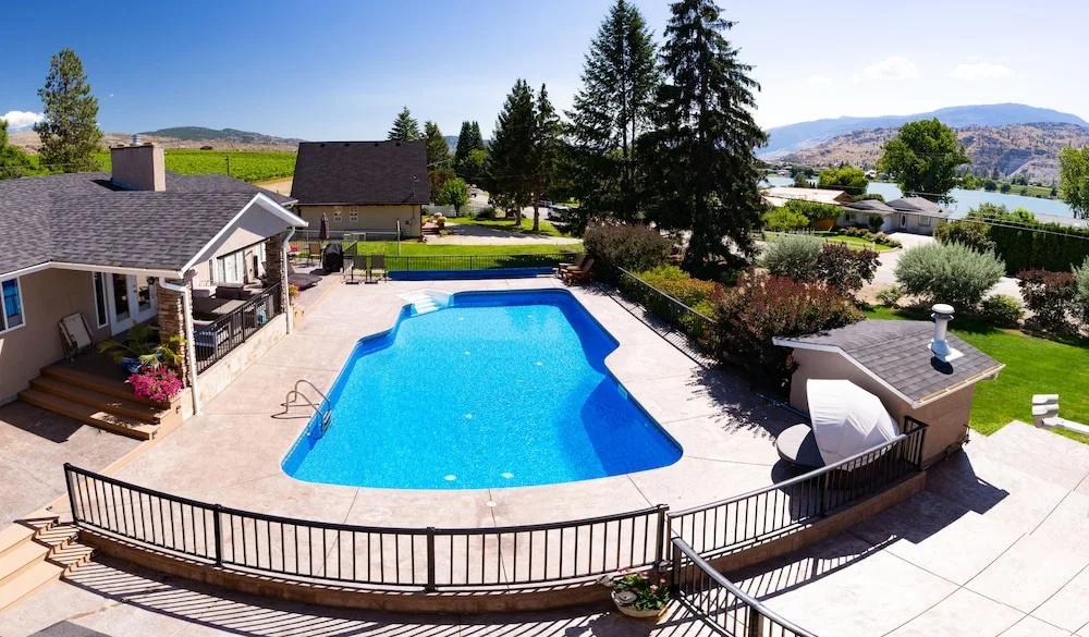 фото Uncorked Bed & Breakfast