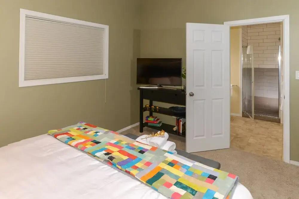 фото Uncorked Bed & Breakfast