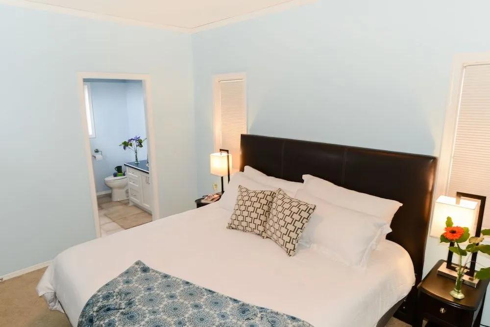 фото Uncorked Bed & Breakfast