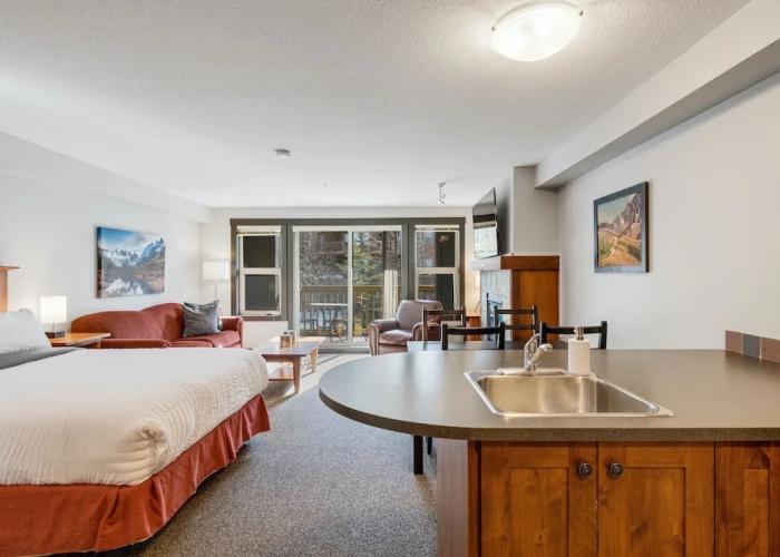 SPACIOUS Studio | Ski In/Out | Pool & Hot Tubs | in the Heart of PANORAMA RESORT
