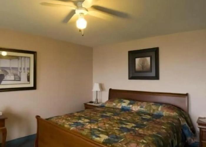 Parkland Village Inn