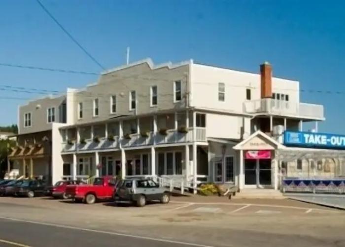 Parkland Village Inn