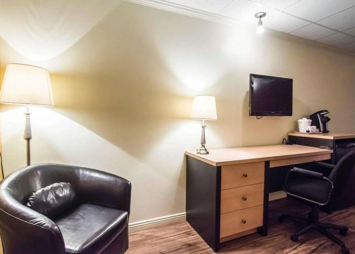 Econo Lodge Inn & Suites