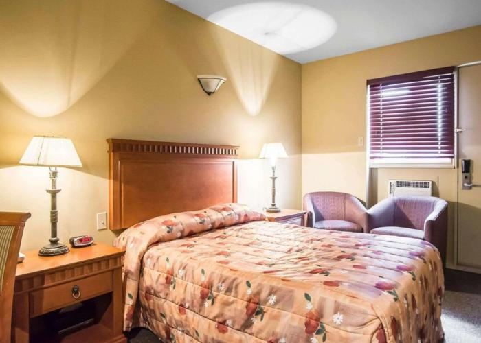 Econo Lodge Inn & Suites
