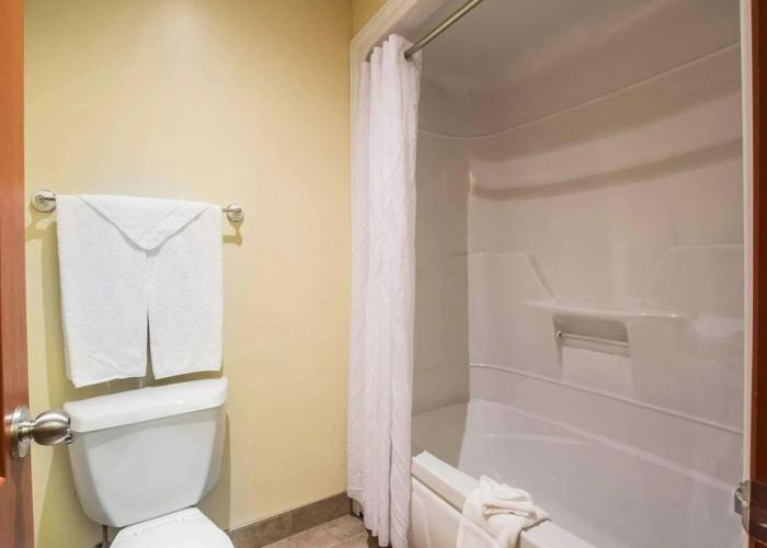 Econo Lodge Inn & Suites