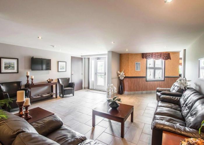 Econo Lodge Inn & Suites