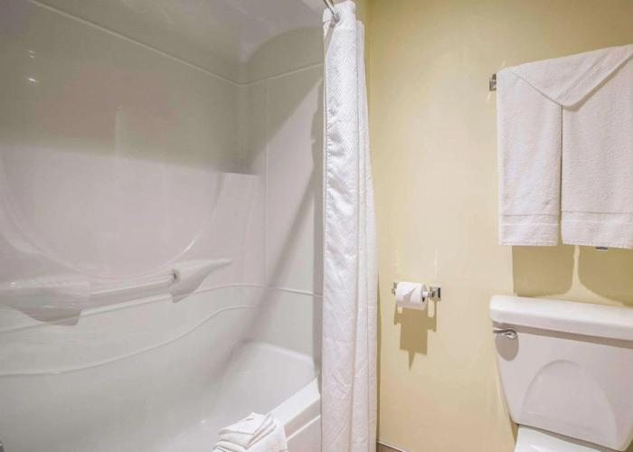 Econo Lodge Inn & Suites