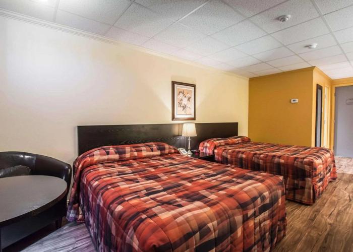 Econo Lodge Inn & Suites