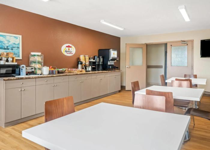 Super 8 by Wyndham Meadow Lake
