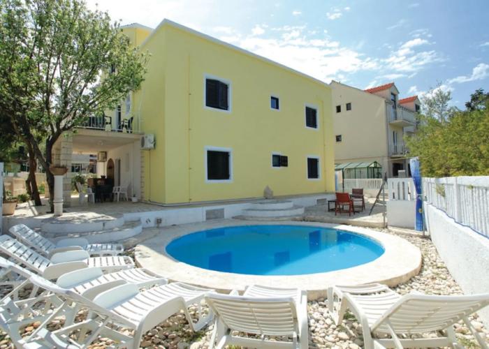 Dragan´s Den Hostel