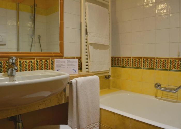 Lantana Resort Hotel & Apartments