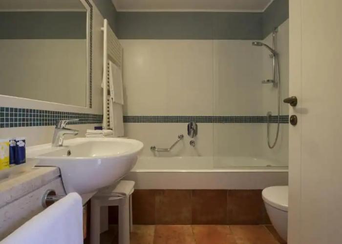 Tranquil Lantana Resort Hotel and Apartments 1-2km From Nora Beach