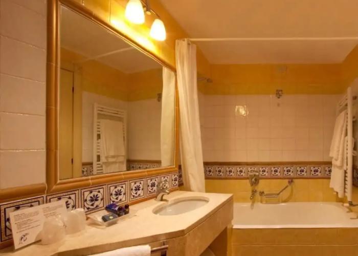 Tranquil Lantana Resort Hotel and Apartments 1-2km From Nora Beach