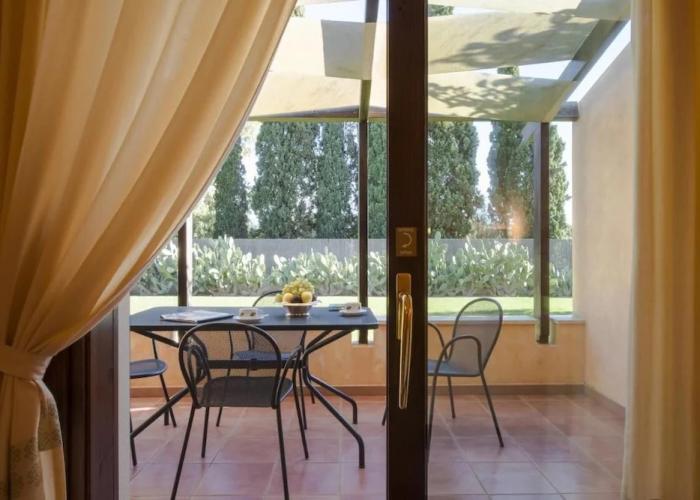 Tranquil Lantana Resort Hotel & Apartments for 5 People 1,5km From Beach