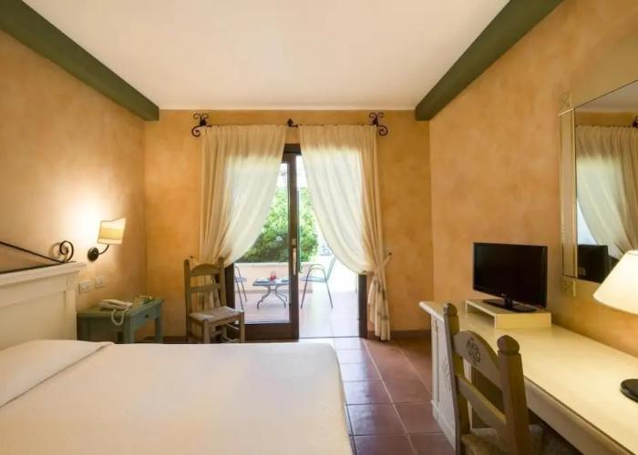 Tranquil Lantana Resort Hotel & Apartments for 5 People 1,5km From Beach