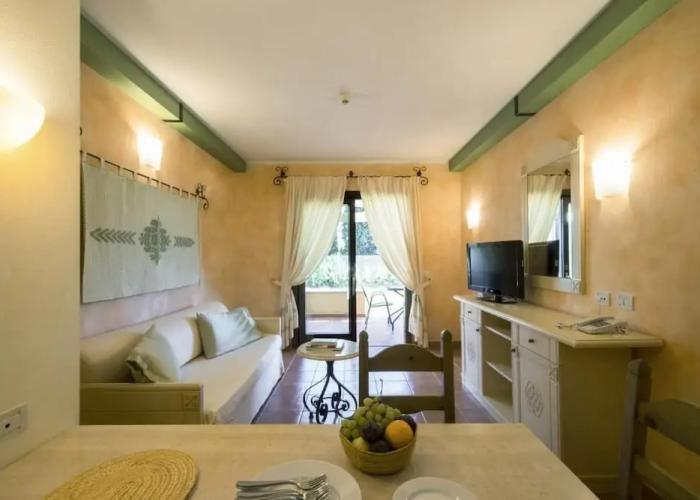 Tranquil Lantana Resort Hotel & Apartments for 5 People 1,5km From Beach