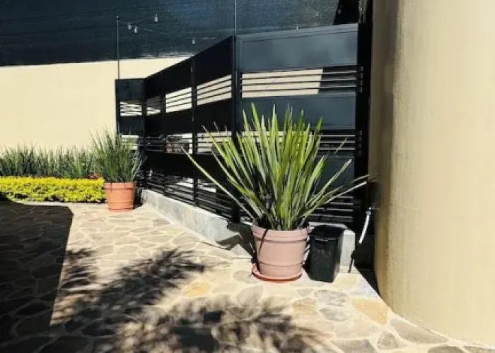 Beautifully Renovated 1 Bed Guest House - Walk to Everything - Roof Top Patio