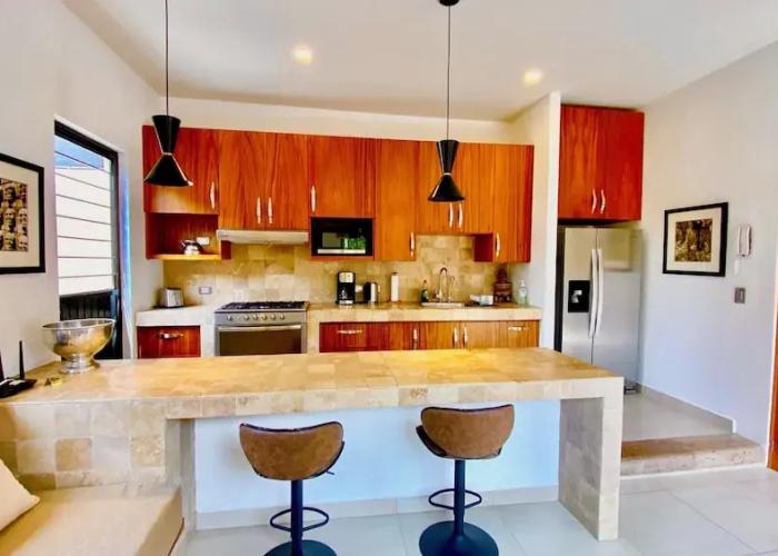 Beautifully Renovated 1 Bed Guest House - Walk to Everything - Roof Top Patio