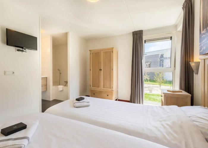 Luxury Chalet With two Bathrooms, Near the sSa on Texel
