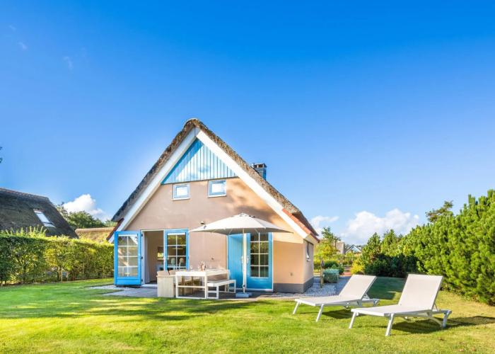 Cozy Holiday Home in De Koog With Swimming Pool