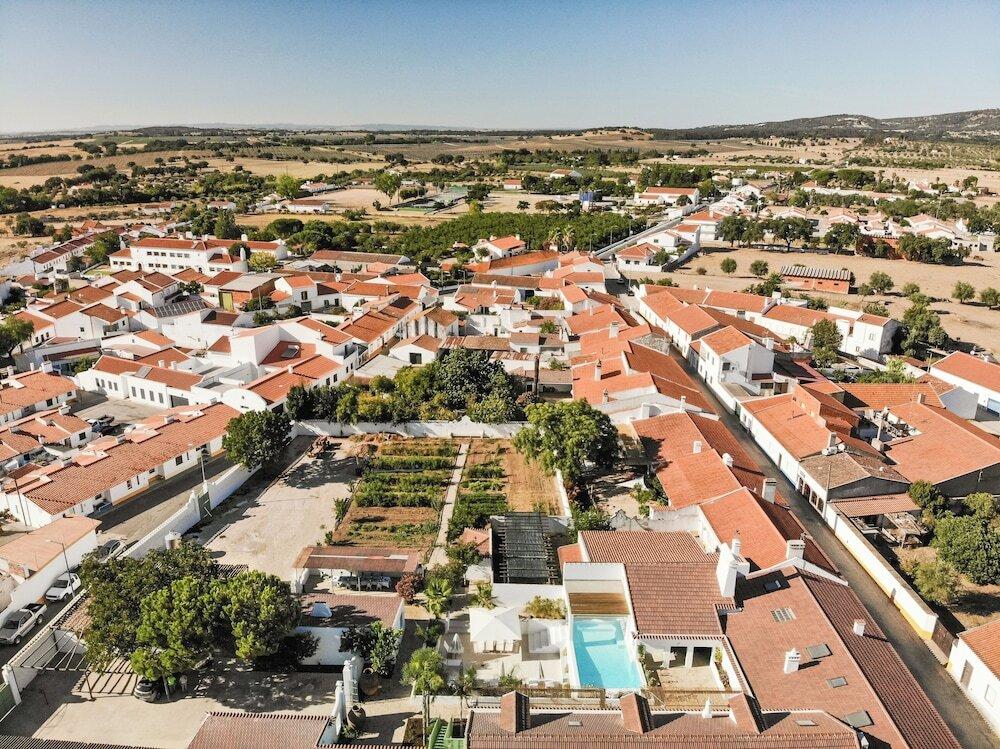 The Green House by Santiago de Alfama