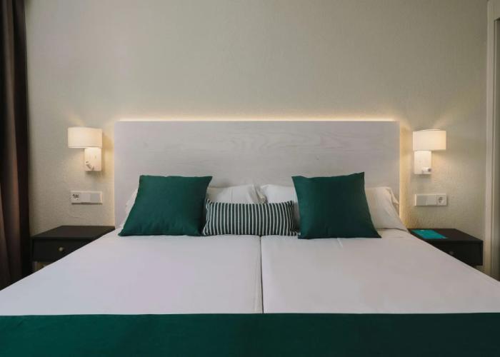 AluaSun Far Menorca Hotel
